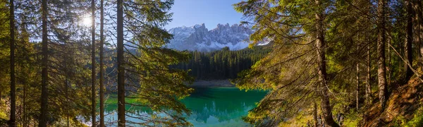 Erstaunliche Naturlandschaft Karersee Oder Karersee Mit Der Spiegelung Der Berge — Stockfoto