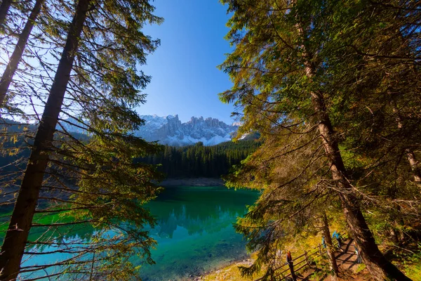 Incredibile Paesaggio Naturale Lago Carezza Carro Con Riflesso Delle Montagne — Foto Stock