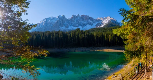神奇的自然景观 Lago Carezza湖或The Karersee湖 反映了意大利蒂罗尔白云岩阿尔卑斯山中的山脉 理想的休息地的概念 热门旅游目的地 — 图库照片