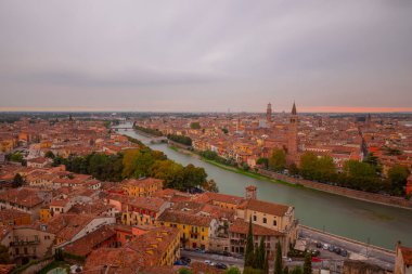 Verona, Veneto bölgesinin güzel günbatımı hava manzarası, İtalya.