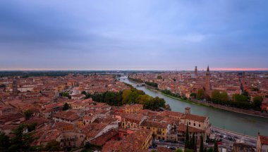 Verona, Veneto bölgesinin güzel günbatımı hava manzarası, İtalya.