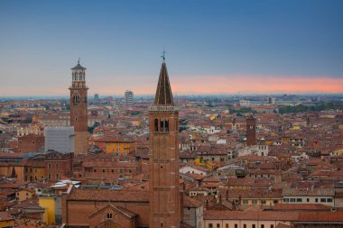 Verona, Veneto bölgesinin güzel günbatımı hava manzarası, İtalya.