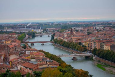 Verona, Veneto bölgesinin güzel günbatımı hava manzarası, İtalya.