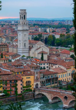 Verona, Veneto bölgesinin güzel günbatımı hava manzarası, İtalya.