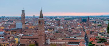Verona, Veneto bölgesinin güzel günbatımı hava manzarası, İtalya.