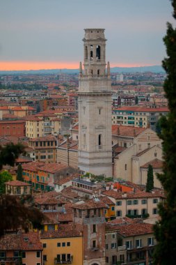 Verona, Veneto bölgesinin güzel günbatımı hava manzarası, İtalya.