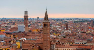 Verona, Veneto bölgesinin güzel günbatımı hava manzarası, İtalya.