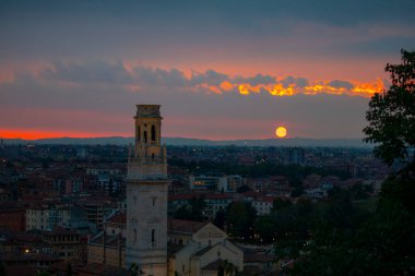 Verona, Veneto bölgesinin güzel günbatımı hava manzarası, İtalya.