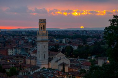 Verona, Veneto bölgesinin güzel günbatımı hava manzarası, İtalya.