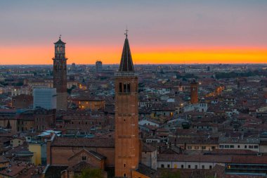 Verona, Veneto bölgesinin güzel günbatımı hava manzarası, İtalya.