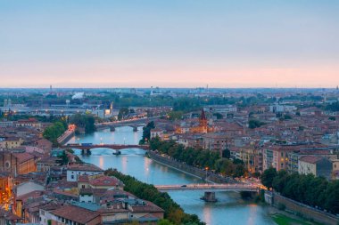 Verona, Veneto bölgesinin güzel günbatımı hava manzarası, İtalya.