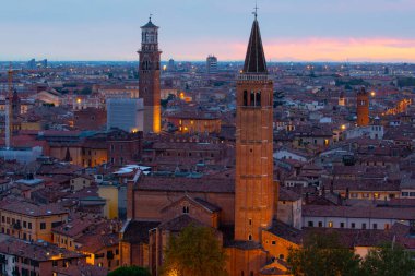 Verona, Veneto bölgesinin güzel günbatımı hava manzarası, İtalya.
