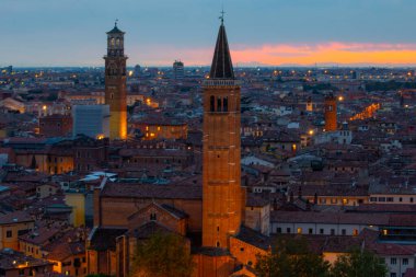 Verona, Veneto bölgesinin güzel günbatımı hava manzarası, İtalya.