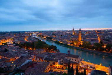 Verona, Veneto bölgesinin güzel günbatımı hava manzarası, İtalya.