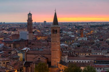 Verona, Veneto bölgesinin güzel günbatımı hava manzarası, İtalya.
