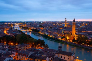 Verona, Veneto bölgesinin güzel günbatımı hava manzarası, İtalya.