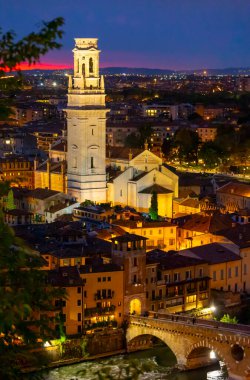 Verona, Veneto bölgesinin güzel günbatımı hava manzarası, İtalya.