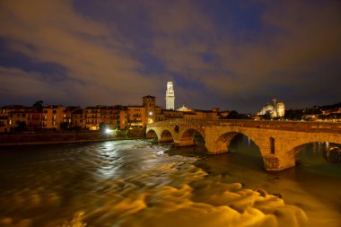 Verona, Veneto bölgesinin güzel günbatımı hava manzarası, İtalya.