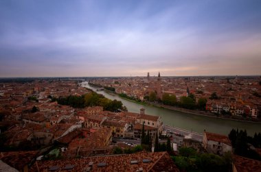 Verona, Veneto bölgesinin güzel günbatımı hava manzarası, İtalya.