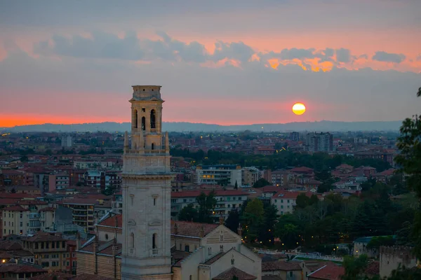 意大利维尼托地区维罗纳美丽的日落鸟瞰 — 图库照片