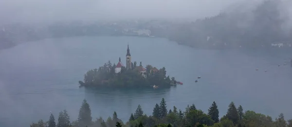 Bled Lake岛上的空中景观 以Bled City为背景 岛上的教堂和其他建筑物反映在水面上 — 图库照片