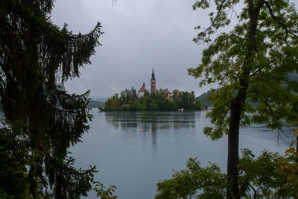 호수에 공중에서 수있었고 배경으로 있었다 교회와 표면에 반사되어 — 스톡 사진