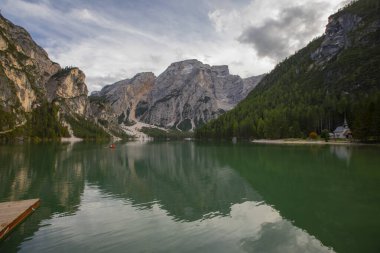 İtalya 'da Dolomitler denen bölgeyi seviyorum. Muhteşem manzaralar, dinamik bir hava, muhteşem dağlar ve göller. Benim için fotoğrafçının cenneti gibi..