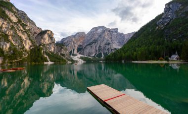 İtalya 'da Dolomitler denen bölgeyi seviyorum. Muhteşem manzaralar, dinamik bir hava, muhteşem dağlar ve göller. Benim için fotoğrafçının cenneti gibi..