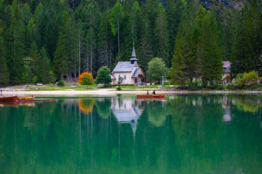İtalya 'da Dolomitler denen bölgeyi seviyorum. Muhteşem manzaralar, dinamik bir hava, muhteşem dağlar ve göller. Benim için fotoğrafçının cenneti gibi..