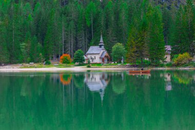 İtalya 'da Dolomitler denen bölgeyi seviyorum. Muhteşem manzaralar, dinamik bir hava, muhteşem dağlar ve göller. Benim için fotoğrafçının cenneti gibi..