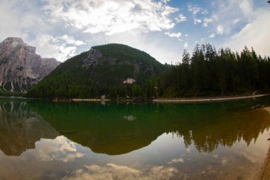 İtalya 'da Dolomitler denen bölgeyi seviyorum. Muhteşem manzaralar, dinamik bir hava, muhteşem dağlar ve göller. Benim için fotoğrafçının cenneti gibi..