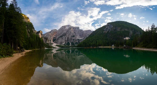 İtalya 'da Dolomitler denen bölgeyi seviyorum. Muhteşem manzaralar, dinamik bir hava, muhteşem dağlar ve göller. Benim için fotoğrafçının cenneti gibi..