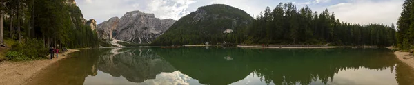 미티스라고 불리는 이탈리아의 지역을 사랑하고 날씨와 호수같은 환상적 경관들이 합니다 — 스톡 사진