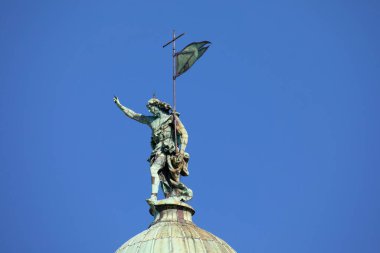 Geleneksel gondol güzel manzarasına Basilica di ile ünlü Canal Grande üzerinde Venedik, İtalya'da altın akşam günbatımında hafif Santa Maria della Salute.