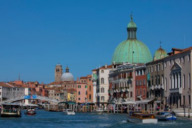 Geleneksel gondol güzel manzarasına Basilica di ile ünlü Canal Grande üzerinde Venedik, İtalya'da altın akşam günbatımında hafif Santa Maria della Salute.