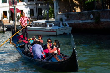 Geleneksel gondol güzel manzarasına Basilica di ile ünlü Canal Grande üzerinde Venedik, İtalya'da altın akşam günbatımında hafif Santa Maria della Salute.