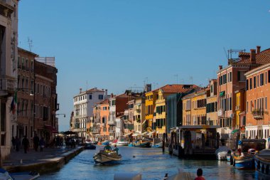 Geleneksel gondol güzel manzarasına Basilica di ile ünlü Canal Grande üzerinde Venedik, İtalya'da altın akşam günbatımında hafif Santa Maria della Salute.