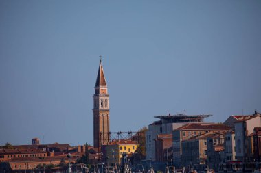 Geleneksel gondol güzel manzarasına Basilica di ile ünlü Canal Grande üzerinde Venedik, İtalya'da altın akşam günbatımında hafif Santa Maria della Salute.