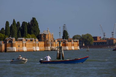 Geleneksel gondol güzel manzarasına Basilica di ile ünlü Canal Grande üzerinde Venedik, İtalya'da altın akşam günbatımında hafif Santa Maria della Salute.