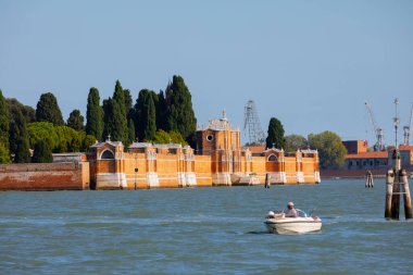 Geleneksel gondol güzel manzarasına Basilica di ile ünlü Canal Grande üzerinde Venedik, İtalya'da altın akşam günbatımında hafif Santa Maria della Salute.