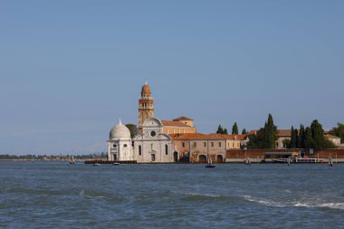 Geleneksel gondol güzel manzarasına Basilica di ile ünlü Canal Grande üzerinde Venedik, İtalya'da altın akşam günbatımında hafif Santa Maria della Salute.