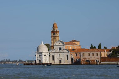 Geleneksel gondol güzel manzarasına Basilica di ile ünlü Canal Grande üzerinde Venedik, İtalya'da altın akşam günbatımında hafif Santa Maria della Salute.