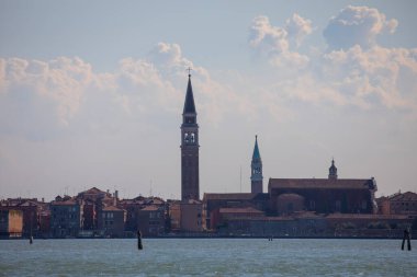 Geleneksel gondol güzel manzarasına Basilica di ile ünlü Canal Grande üzerinde Venedik, İtalya'da altın akşam günbatımında hafif Santa Maria della Salute.