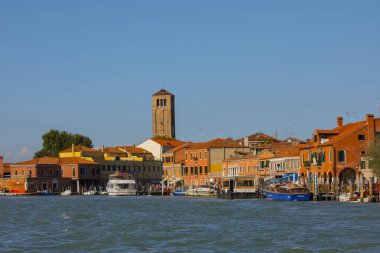 Geleneksel gondol güzel manzarasına Basilica di ile ünlü Canal Grande üzerinde Venedik, İtalya'da altın akşam günbatımında hafif Santa Maria della Salute.