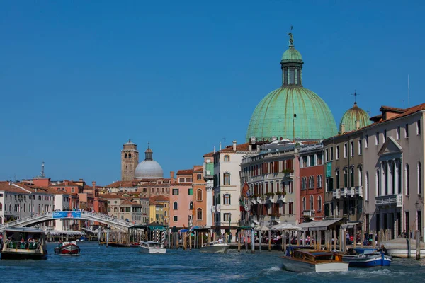 Stock image Beautiful view of traditional Gondola on famous Canal Grande with Basilica di Santa Maria della Salute in golden evening light at sunset in Venice, Italy.