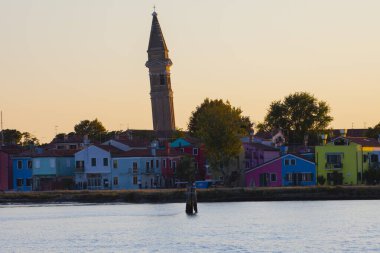 Venedik İtalya'Adası Murano. Kanal tekne ve motorlu tekne su ile görüntüleyin. Güzel manzara.