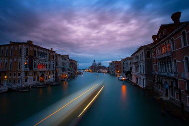 Büyük Kanal ve Bazilika 'nın muhteşem manzarası. Gün batımında Santa Maria della Salute, Venedik, İtalya