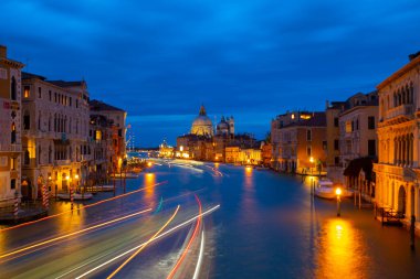 Büyük Kanal ve Bazilika 'nın muhteşem manzarası. Gün batımında Santa Maria della Salute, Venedik, İtalya