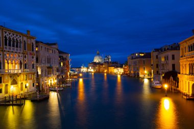 Büyük Kanal ve Bazilika 'nın muhteşem manzarası. Gün batımında Santa Maria della Salute, Venedik, İtalya