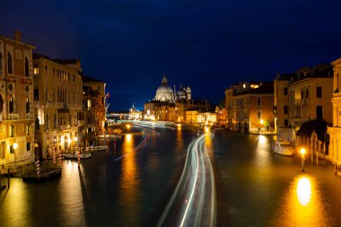 Büyük Kanal ve Bazilika 'nın muhteşem manzarası. Gün batımında Santa Maria della Salute, Venedik, İtalya